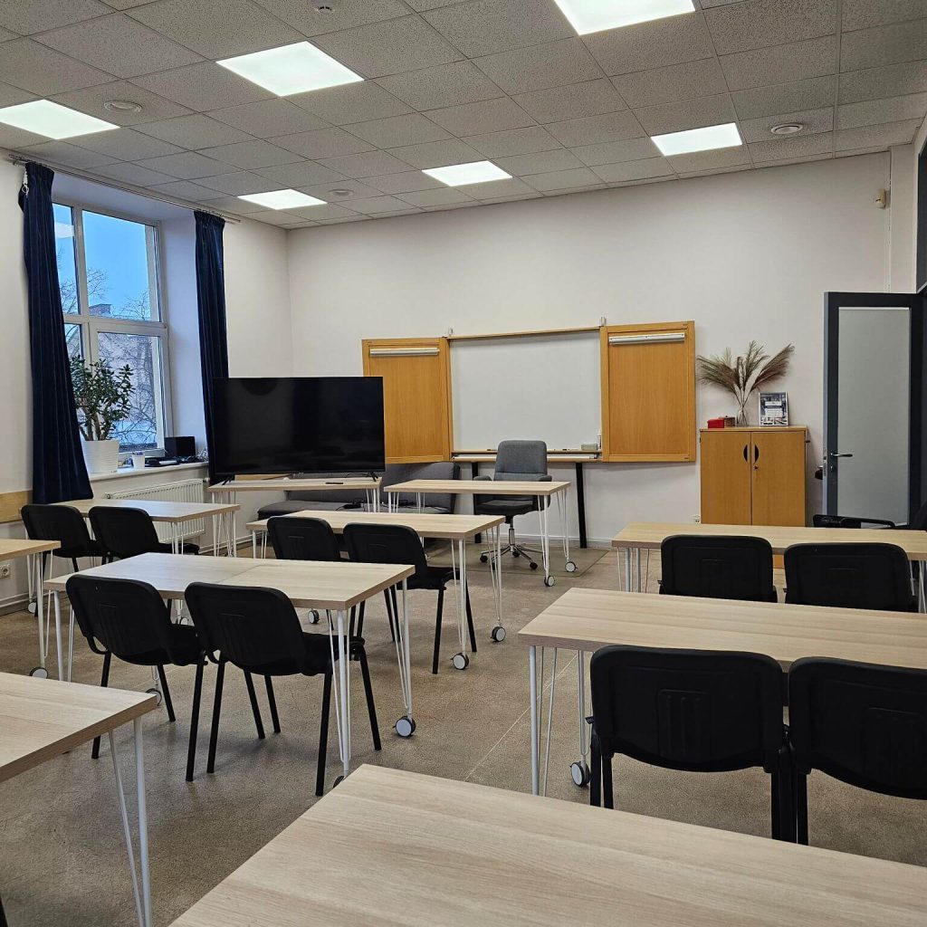 liela klase ar galdiem